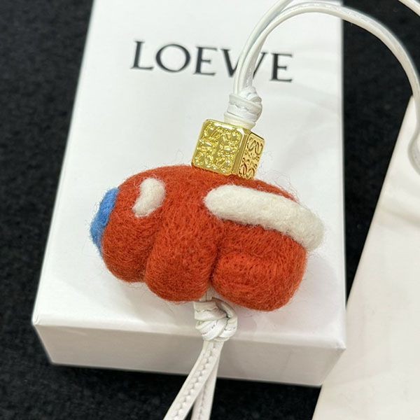 可愛い ロエベ カーフスキン 偽物 バッグチャーム lox01895
